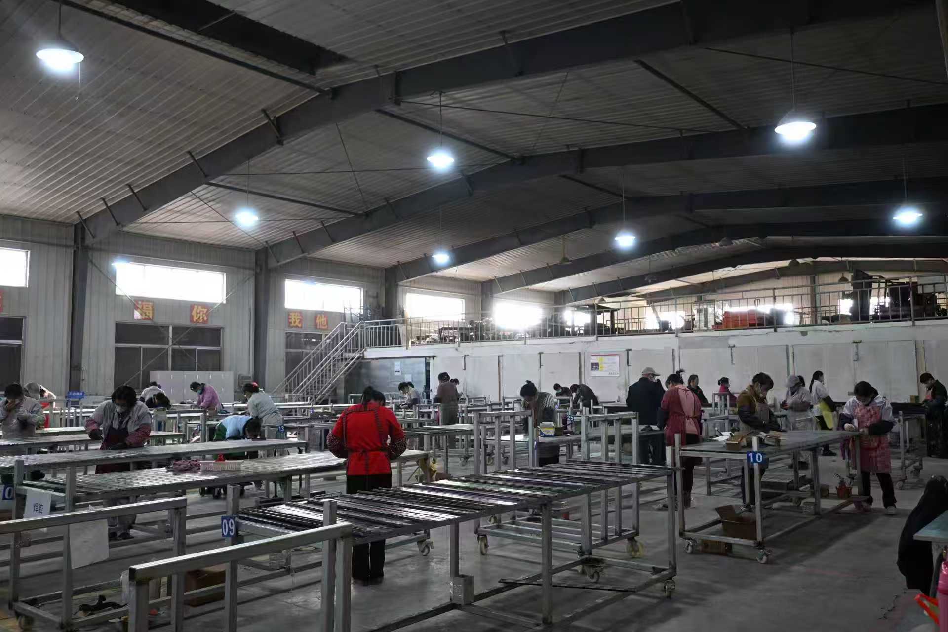 난징 예비 생산 라인은 바쁜 업무로 분주하고 직원들은 단결하고 협력을 열망하고 있습니다.